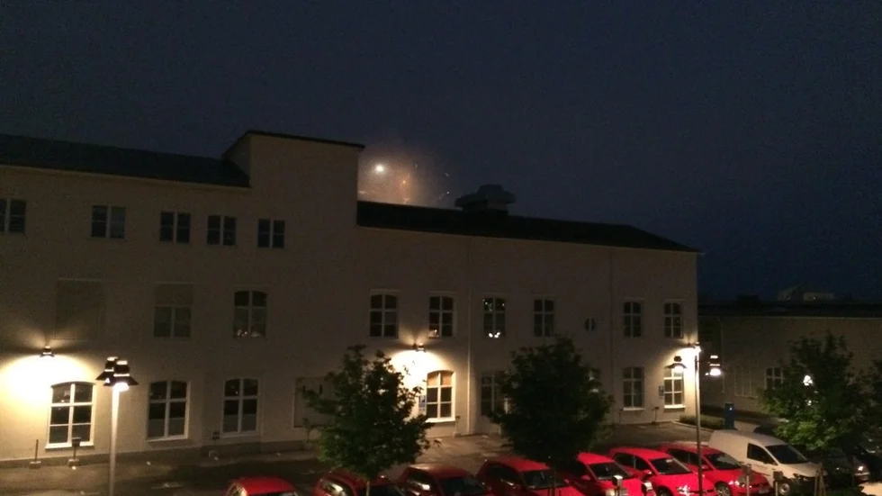 Vy från SN-huset på Fruängsgatan i Nyköping. Bakom vårdcentralen syns det hur fyrverkerierna lyser upp himlen.
