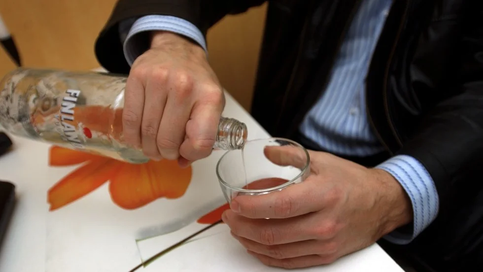 Alkohol är en av de största riskfaktorerna bakom ohälsa. Mannen på bilden har ingenting med texten att göra.