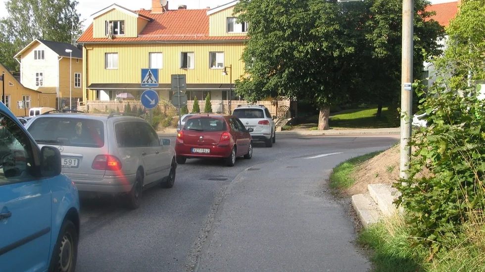 I det ofta mycket hårt trafikerade hörnet Riktargatan–Brogatan finns ingen plats för cyklister, skriver Olle Lorin.