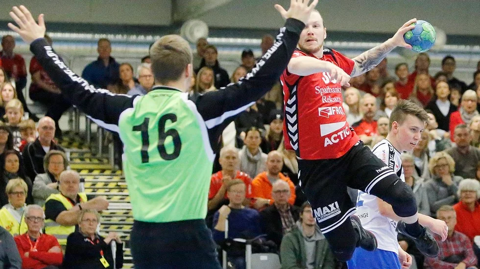 Emil Hansson gjorde mål på kontringar, på straffar och på kantlägen när Guif slog Ricoh i genrepet.