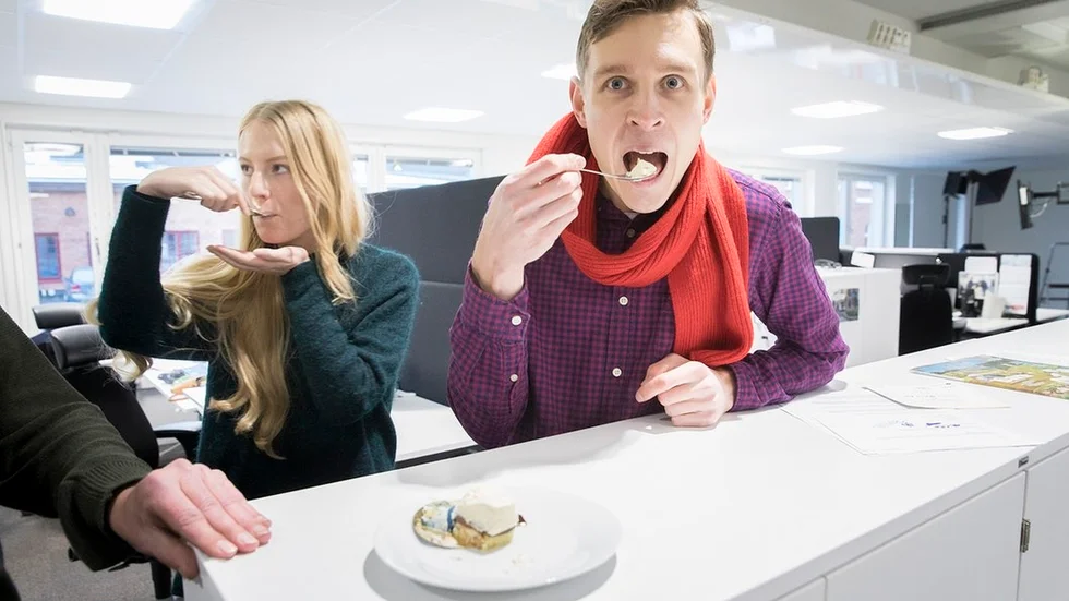 "Söt, syrlig och god", tycker Rasmus Ahlberg om Kurirens bakelse. Bakom honom ses Maja Edsö.