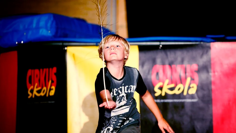 Love Ekberg, 8 år, koncentrerar sig i sin balansakt.