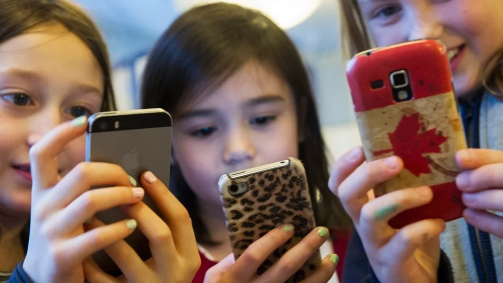 Barn som tillbringar mycket tid framför smarta mobiler löper risk att drabbas av digital synstress.