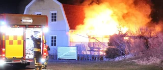 Villa i Trosa totalförstörd i våldsam brand
