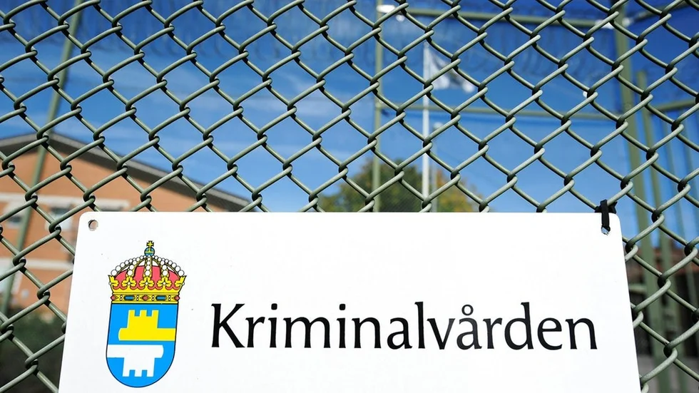 43-åringen som skulle avtjäna ett fem månader långt fängelsestraff var efterlyst och ertappades av polisen i Eskilstuna häromdagen.