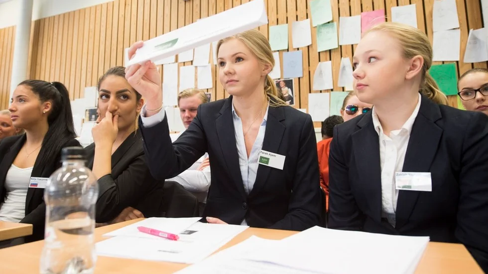 Minna Uller och Moa Nordström representerar Saudiarabien under rollspelet. De berättar att rollspelet är förberett ner i minsta detalj.– Vi har undersökt allt ifrån Saudiarabiens hållning i utrikespolitiska frågor till klädkoden, säger Minna Uller.