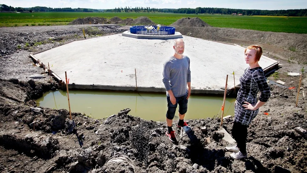 Efter tio års process har det nu uppdagats att tre av de nio stora betongfundament som redan byggts ligger på mark som omfattas av strandskyddslagstiftningen. Och någon dispens har inte getts till vindkraftföretaget Enwind, som nu kommer att åtalsanmälas. Johan Beijnoff och Jenny Wiberg i föreningen Nej till vindkraft på Kafjärden är mycket kritiska till kommunens agerande i vindkraftsfrågan.