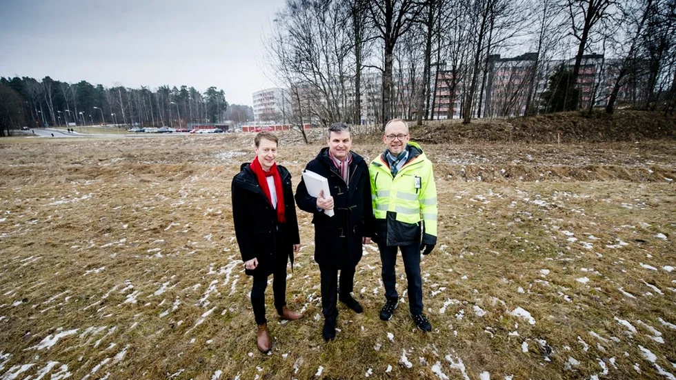 Marknadsområdeschef Tobias Nordström, vd Leif Linde och fastighetschef Carl-Johan Hansson inspekterar marken på Stenbrovägen där Riksbyggen ska bygga nya hyresrätter.