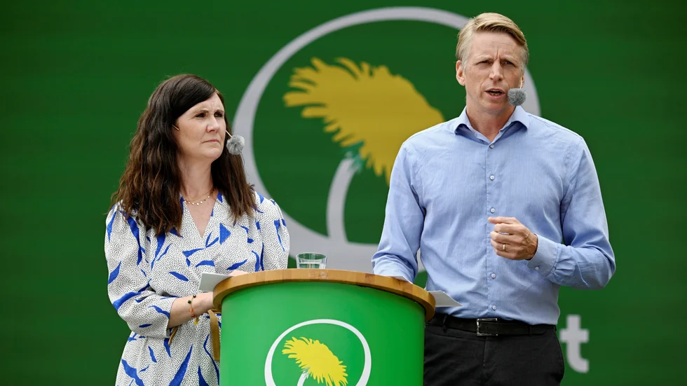 Miljöpartiets Per Bolund tog en stund i början av sitt tal att, tillsammans med språkrörskollegan Märta Stenevi, uttrycka sin respekt för den mördade Ing-Marie Wieselgren och medkänsla med hennes anhöriga. Han talade om den grova våldsbrottsligheten men saknade svar på hur våldet ska motas bort från våra gator och torg.