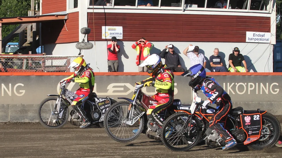 Lejonen, här mot Piraterna i jubileumsmatchen på Dunteberget i somras, är laget som vinner höstens SM-slutspel, tippar Piraternas lagledare Daniel Davidsson.