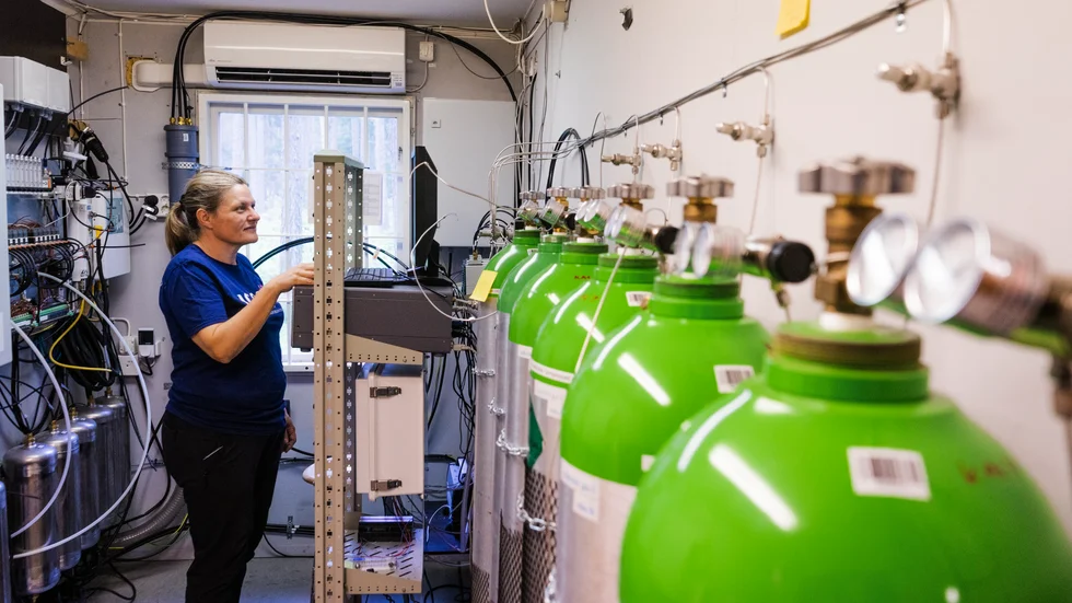 På dataskärmen inne i mätstationen kan Irene Lehner konstatera att koldioxidhalten just nu är 401 ppm på 100 meters-nivån.