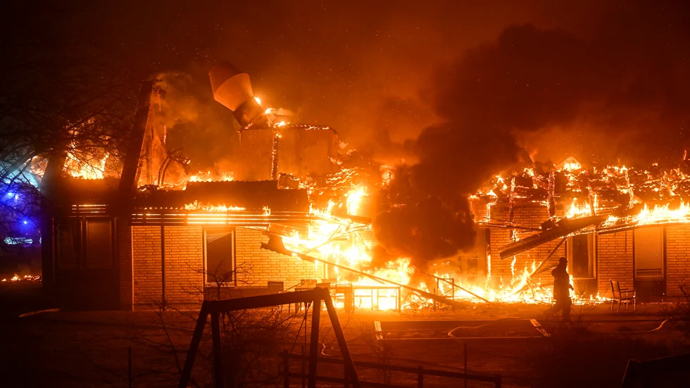 Två unga män åtalas för att ha startat storbranden på Södra sjukhusområdet i Ängelholm i mars. Arkivbild.