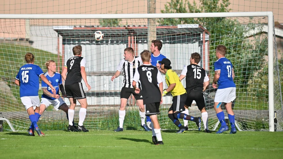 Peter Eriksson gör 1-1 på hörna. 