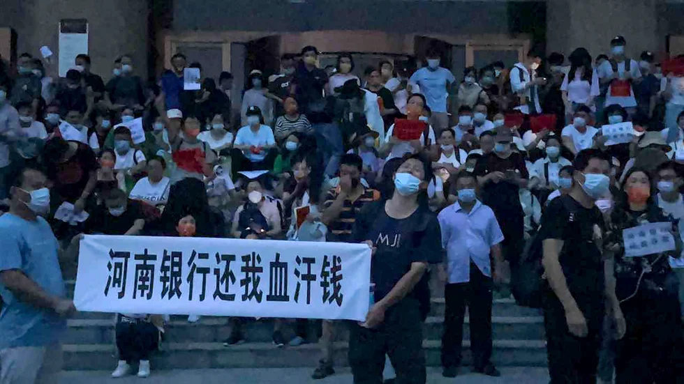 Demonstranter på trappan utanför en filial till Kinas centralbank i Zhengzhou i Henan-provinsen.