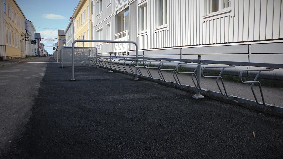 Längs Storgatan till Badhusparken har totalt 120 nya cykelparkeringar ställts upp. Piteå kommun hoppas att det ska stävja att cyklar parkeras hur som helst på Rådhustorget.