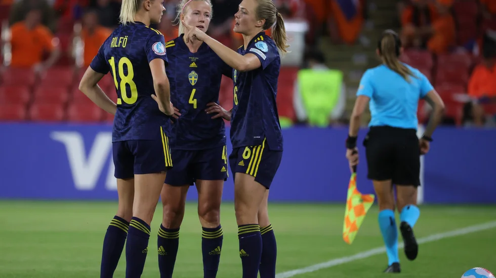Tre eller fyra svenska backar i startelvan? Fridolina Rolfö, Hanna Glas och Magdalena Eriksson är överens om att det inte spelar så stor roll. Men historiken talar för fyrbackslinje.