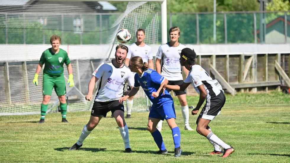 Kevin Hansson var första på bollen. Han och Norsjöförsvaret fick jobba hårt på Sjöberg under första halvleken. 1–1 slutade matchen.