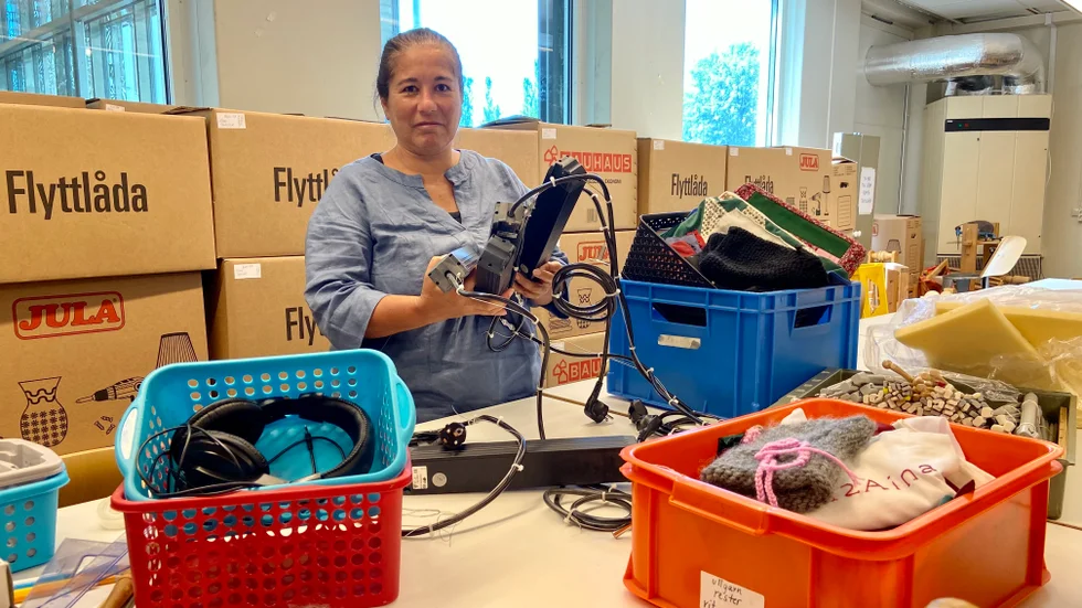 Slöjdläraren Liz Labra står framför de hittills 80 fyllda flyttkartongerna som ska med till Södra skolan där de ska vara det kommande året. Sedan ska allt packas ner igen för att sedan plockas upp i de nyrenoverade lokalerna på Tallås. 