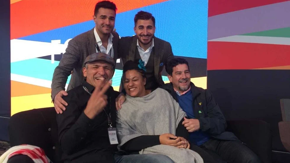Moderatorn Mohammed Mouaid, föreläsarna Charbel Gabro och Ergin Özdemir, Alexa Wolf och riksdagsledamoten Marco Venegas (MP) skrattar år kulturkrockar. Venegas och Caxton Njuki är två lokala namn som bjuder på egna historier i filmprojektet Kulturkrockkudde.