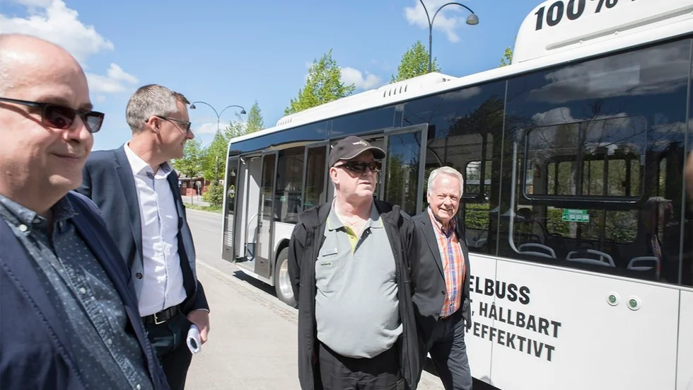 Andrew Nilsson, trafikchef, Johan Green, key account manager och Tommy Sjölander, förare, demonstrerade elbussen. Kommunstyrelsens ordförande Göran Dahlström var en av dem som fick följa med på en provtur.