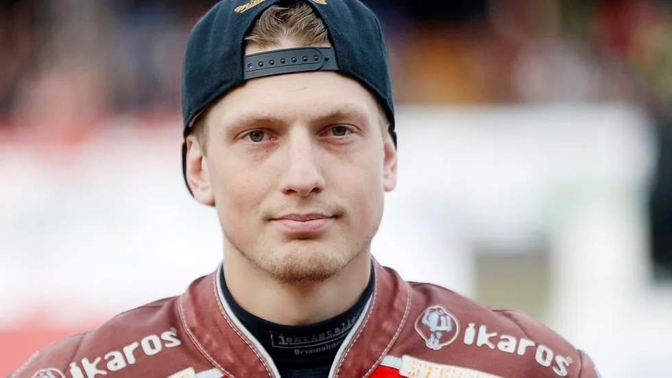 Linus Eklöf blev svensk mästare i Smederna och blir kvar i Griparna i allsvenskan.