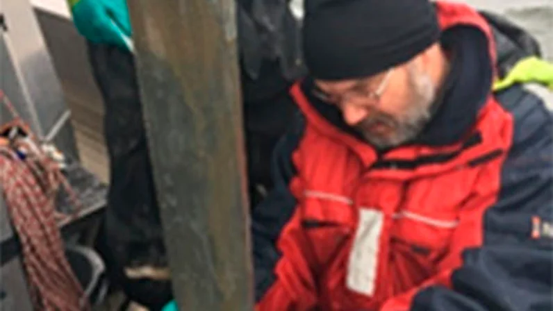 Peter Plantman från företaget WSP tar upp prover från Mälarens botten.