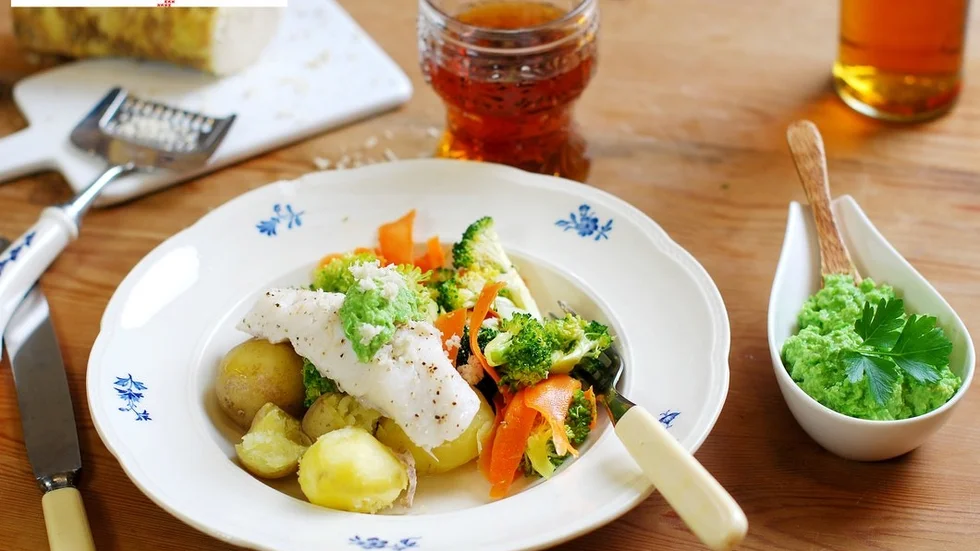 Den söta ärtpurén gifter sig härligt med styrkan från pepparroten. Enkelt men ack så gott! Styling: Katarina Bellman Foto: Hanna Johansson, Middagsfrid.