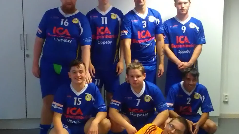 Stående från vänster: Viktor Thunström, Mattias Elvin, Jesper Sandström, Johan Karlsson. Sittande från vänster: Grzegorz Ogonowski, Emil Nordberg, Amadeus Danielsson, Liggandes: Hans Englund.