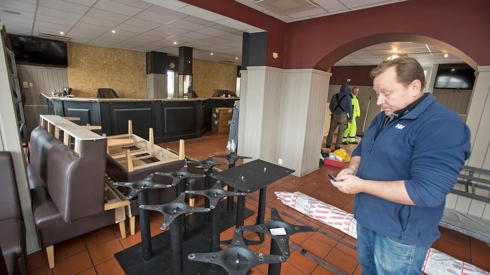 Lasse Kalén, en av två delägare i Enjoy bar och mat, har bråda dagar. På mindre än en vecka ska gamla Nybergs byggas om.