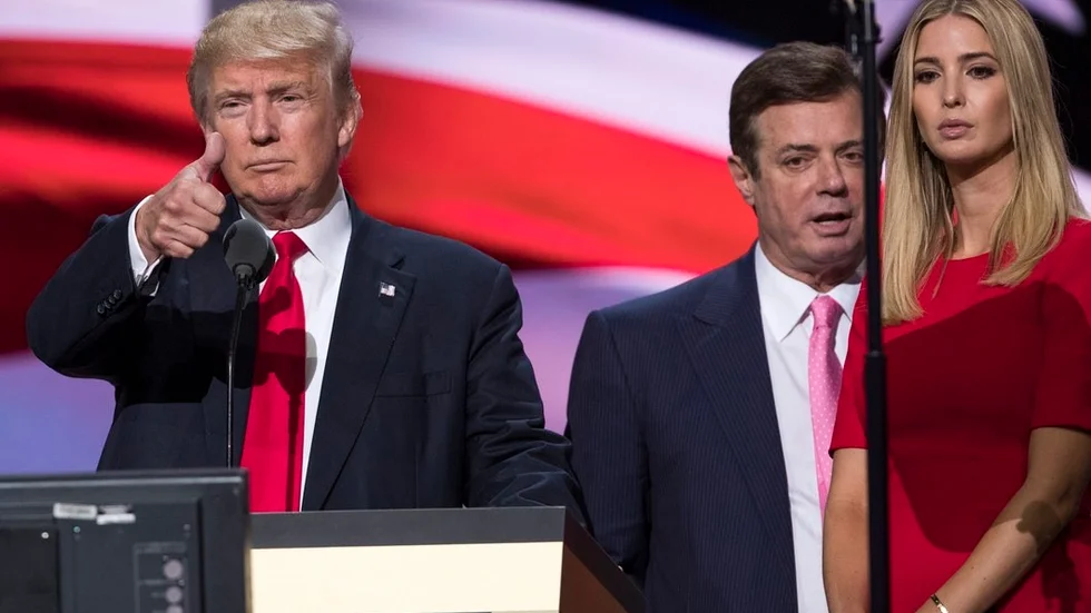 Sådan hund, sådan husse. Presidentkandidaten Trump vid republikanernas konvent sommaren 2016, tillsammans med kampanjchefen Paul Manafort, som nu står under åtal. Till höger Trumps dotter, numera politisk medarbetare i Vita Huset.