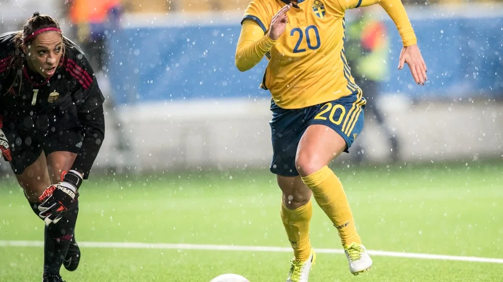 Eskilstuna Uniteds Mimmi Larsson blev mållös när Sverige slog Ungern med 5-0. Men forwarden hade ett gyllene läge att sätta 6-0 i matchens slutskede.