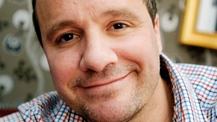 Peter Rylander, tidigare programledare för SVT:s barnprogram "Amigo", har också tagit ställning för älgfamiljen i Skogstorp.