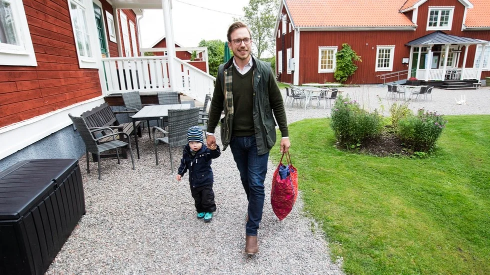 Peder Fröler, 2 år, håller hårt i pappa Jakobs hand efter en dag på den församlingsdrivna förskolan. Här i Rönö församling och i Stigtomta-Vrena församling bor de som allra flitigast röstat i kyrkovalet.