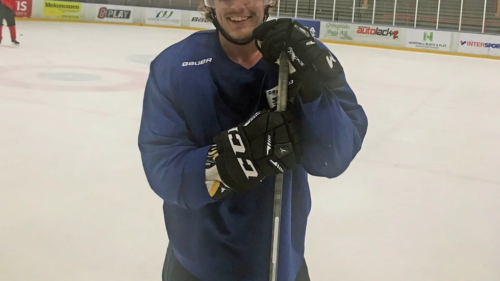Glad spanjor på plats. Forwarden Carlos Quevedo är ett av hela hockeyettans mest oskrivna kort då han är från Spanien, men han testar i Nyköping Gripen från och med nu – och på obestämd framtid.