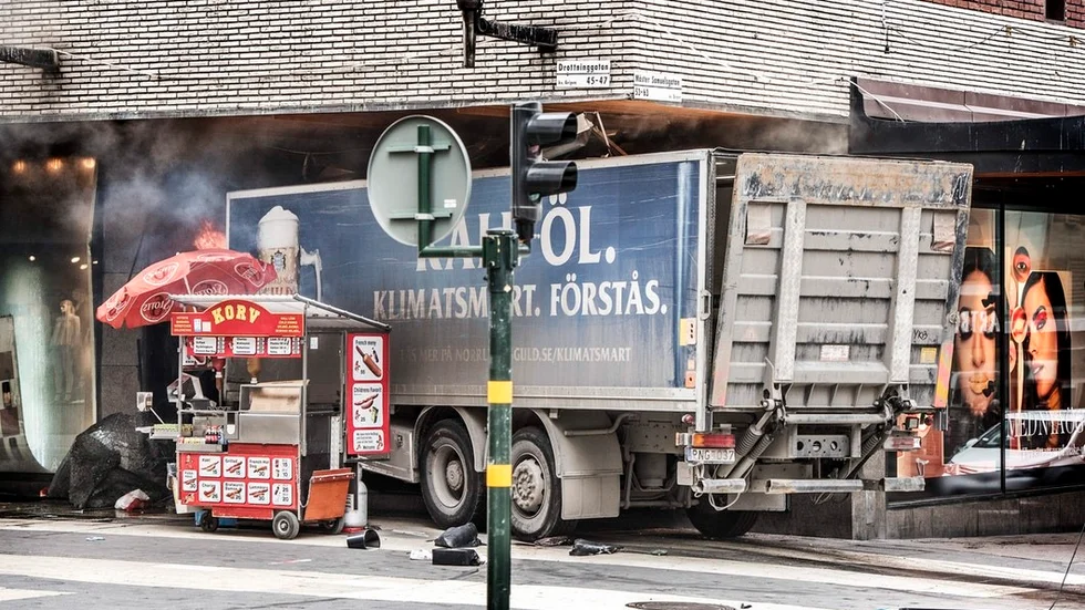 Bryggarbil som mordvapen. Årets mest spektakulära nyhetshändelse i Sverige – men inget som motiverar att terrorism ses som det största hotet mot landets frihet och säkerhet.