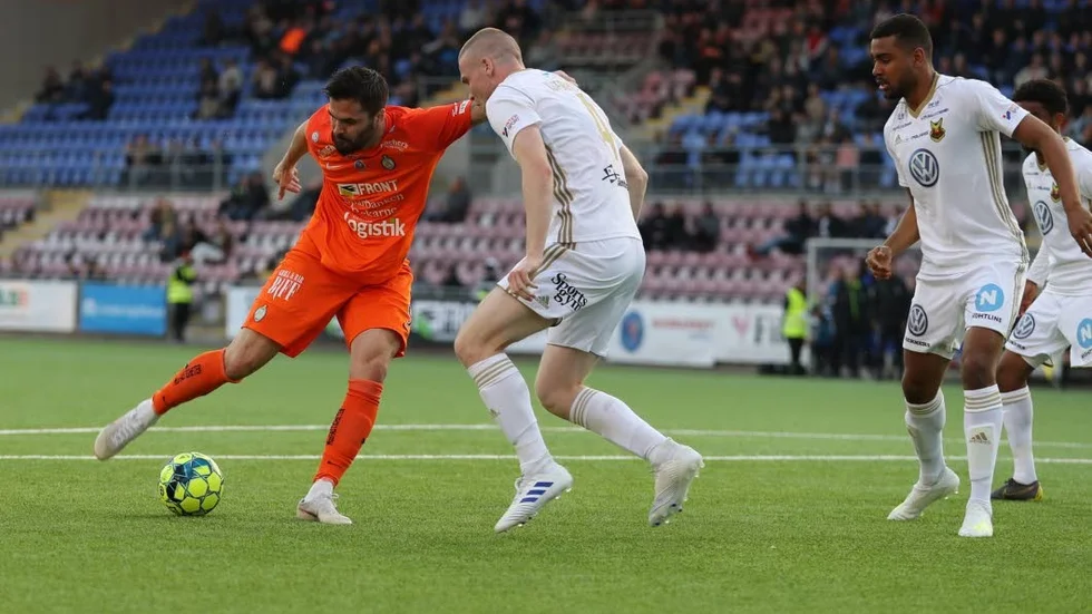 AFC-stjärnan Denni Avdic har haft en skadefylld vår och skyller till viss del på omställningen till konstgräs.