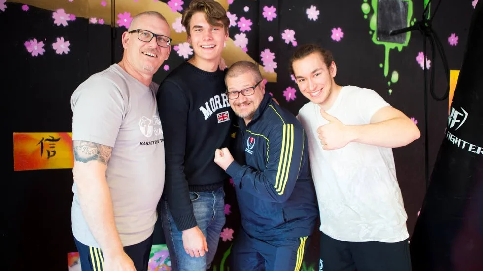 Jens Österberg, John Aldrin, Tony Nilsson och Benjamin Aljic framför klubbens nymålade vägg.