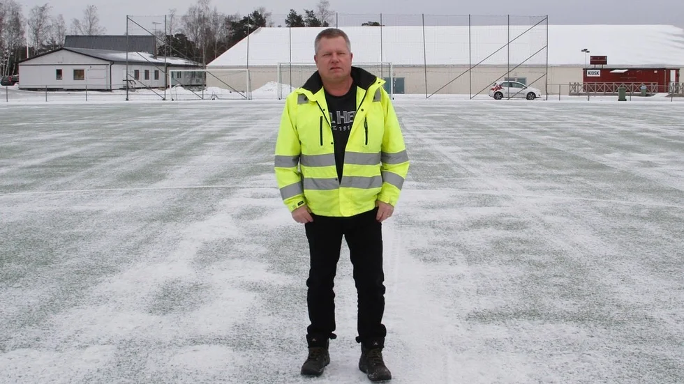 Michael Andersson är ansvarig för kommunens utomhusanläggningar. Han konstaterar att det just nu inte är möjligt att få Vasavallens konstgräs i speldugligt skick. "Man får träna här, men på egen risk", säger Michael Andersson.
