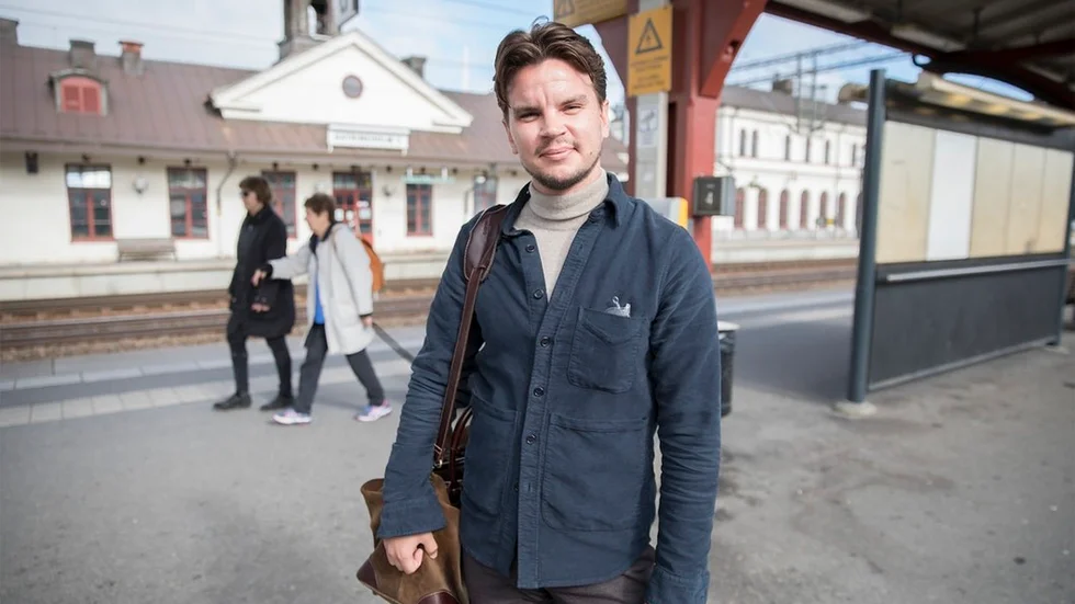 Jonas Hämälä tycker det är skönt att komma hem till Katrineholm, och känner det lugnare tempot så snart han klivit av tåget. Han är nöjd att han satsade på den utbildning han vill ha.