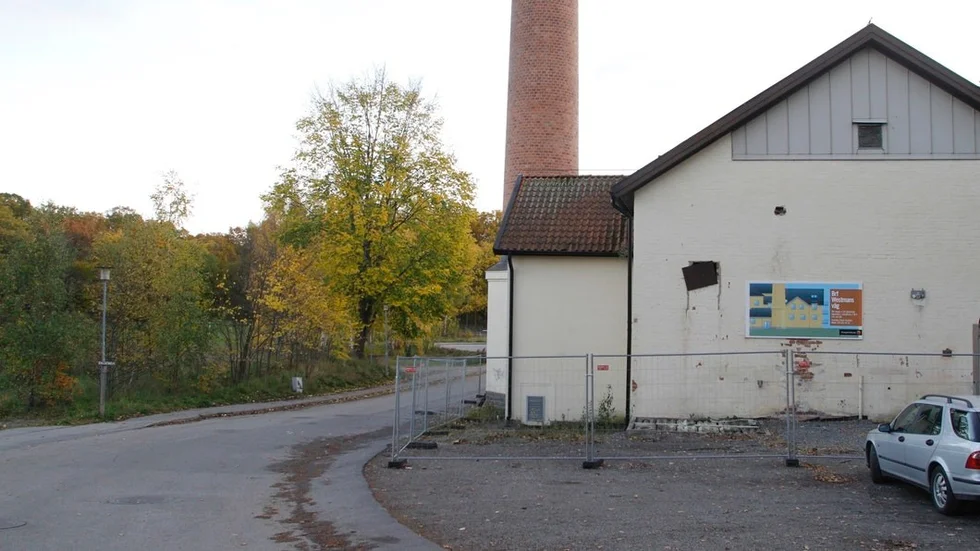 Skorstenen får inte rivas när det gamla värmeverket i Sundby park byggs om till lägenheter, troligen 14 stycken.