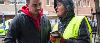 Poliser och volontärer i dialog med medborgarna