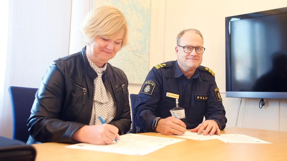 Kommundirektören Cecilia Vikström skrev på det nya medborgarlöftet för Strängnäs kommuns räkning, och lokalpolisområdeschefen Christer Sjökvist för polismyndigheten.