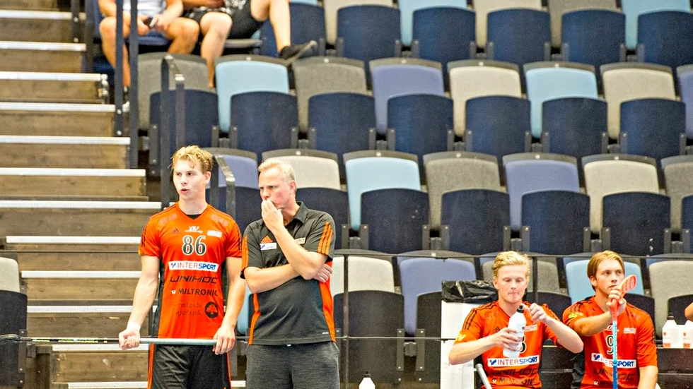 Richard Gårdman, här i diskussion med Fredrik Holm, tycker att Onyx är på rätt väg inför seriestarten. Under söndagen väntar den tredje träningsmatchen hemma mot Västerås IBF.