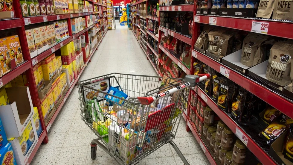 Vi går mot en av årets största mathelger. För att få pengar över till annat i jul kan det vara värt att jämföra butikernas priser.