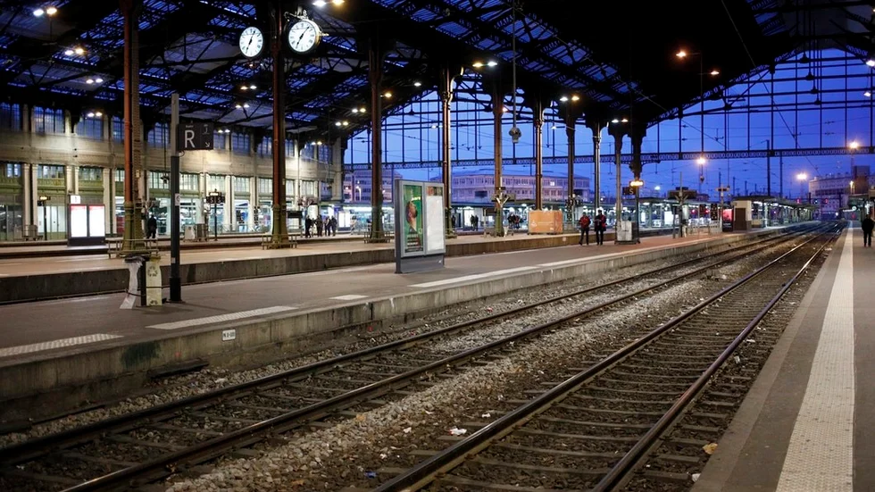 Tomt på spåren. Privilegierade franska statsanställda strejkar, och pendlarna som oftast jobbar i privat eller kommunal sektor får svårare att komma till sina jobb.