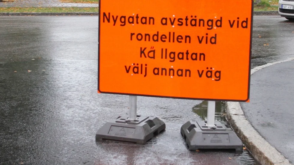 Göran Swensson har målat om tre skyltar som levererades med stavfel.