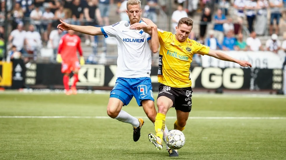 Nyköpingskillen Adam Lundqvist i kamp med IFK Norrköpings Filip Dagerstål. Nu väntar motståndare från andra lag i MLS för Adam.