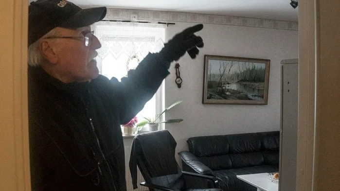 En av de som har vattenskador hemma är Olle Åhgren. Jag upptäckte de första vattenskadorna i vardagsrummet under hösten 2015. Idag är stora delar av vardagsrumstaket skadat och det trillar ner avflagnade bitar.
