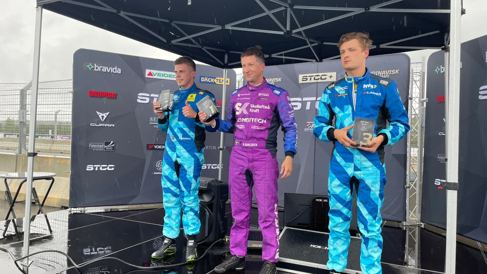 Robert Dahlgren firar seger i sitt 500:e tävlingsrace. Han vann före Andreas Bäckman. Dubbelt i topp i race 1 på hemmaplan alltså.