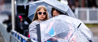 Bildextra: Tusentals åskådare trotsade regnet på Bodentravet – fastnade du på bild i vimlet?